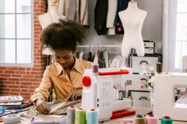 Moda tasarımcısı kadın terzide çalışıyor. Moda Tasarımı Manken Ölçümü Konsepti