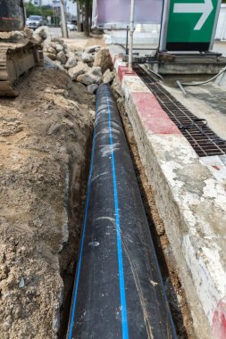 Yeraltında yeni su boruları olan bir inşaat alanı. Sokak kentinde tamir edilecek ya da restore edilecek kanalizasyon boruları
