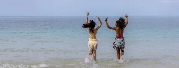 夏休みの間にビーチと砂の上にいる女性 熱帯のビーチで日焼けする美しい少女 砂浜のビキニで女性観光客 セクシー ビキニ ボディ ビーチ — ストック写真