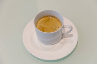 Cam bardakta sade kahve. Bir fincan espresso kahvesi. Güzel, kalın kremalı nefis bir sabah kahvesi..