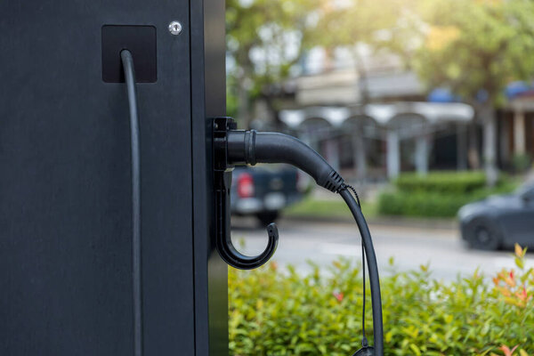 Электростанция зарядки автомобилей. Электрическая зарядная станция Hyundai на парковке. Электрический автомобиль зарядки на парковке и зарядной станции. Электрическая розетка. Транспорт EV