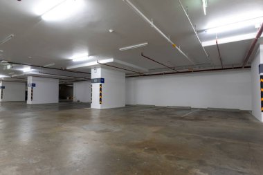 Boş duvarlı boş bir otopark. Uzay otoparkı binası ve uzay duvarı. Kapalı otoparkta. Geceleri içi boş uzay otoparkı.