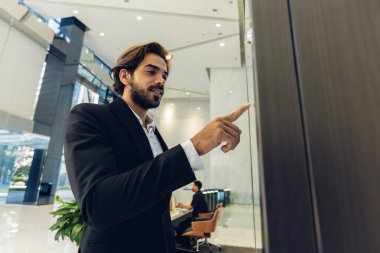 İşadamı ofis binasında otomatik geçit makinesini açmak için kart kullanıyor. Erkek, ofis binasında otomatik geçit makinesini açmak için akıllı kart kullanıyor. Çalışma rutini kavramı.