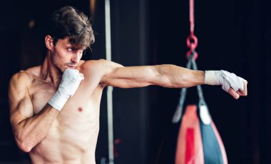Boks Kulübü 'nde boks eğitimi. Beden eğitiminde boks dövüşçüleri. Spor salonunda çalışan güçlü kaslı adam..