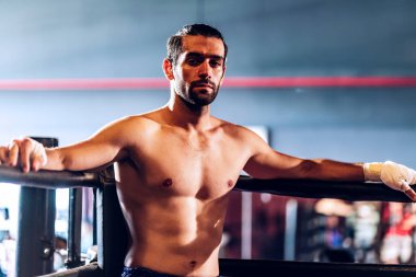 Boks Kulübü 'nde boks eğitimi. Beden eğitiminde boks dövüşçüleri. Spor salonunda çalışan güçlü kaslı adam..