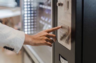 Elli kadın meşrubat otomat sistemi kullanıyor. Kadınlar şık ofislerde ya da halka açık parklarda bozuk para makinesi kullanırlar. İnsanlar otomat kullanır, yüksek kaliteli içecekler için robottur. 