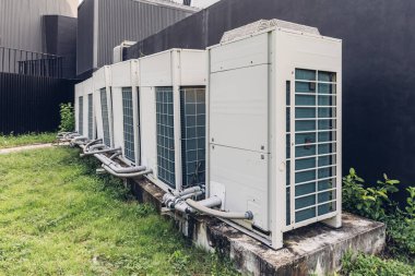 Eski binaya klima kompresörü yerleştirildi. Dışarıdaki duvar tipi klima kompresör ünitesi çeviricisi binanın dışına yerleştirilmiş. Klima kompresörü açık hava ünitesi