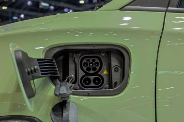 Elektrikli bir arabanın şarj portu, elektrikli arabanın şarj edilen limanı. Elektronik araba şarjı, halka açık bir şekilde kurulur. EV şarj aleti ya da elektronik araç şarj cihazı.