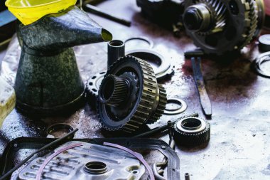 Araba parçaları ve aksesuarlar. Otomatik vites bölümü veya oto tamirhanesindeki tezgah üzerindeki vites kutusu. 