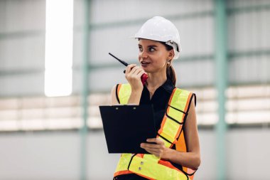 Depo işçisi depoda çalışıyor. Ustabaşı ya da işçi fabrikada çalışıyor. Bölgedeki ürünleri kontrol ediyor. Fabrika deposunda çalışan envanter işçisi.