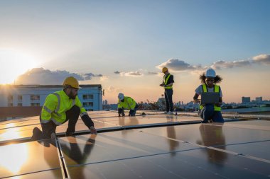 Fabrikanın çatısındaki güneş pilini kontrol et. Çatıda yürüyen mühendisler güneş pili panelini inceleyip kontrol ediyorlar. Çatıda çalışan mühendis teftiş kurulum güneş hücresi