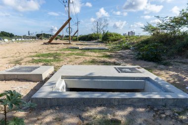 Beton konstrüksiyon boru borusu. Bir yol kanalizasyon drenaj sistemi inşa. Kanalizasyon inşaatı. Beton Ile bir yol inşa. Sıhhi kanalizasyon drenaj sistemi geliştirme. Kanalizasyon inşaat sitesi.