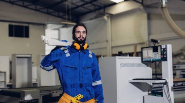 Marangoz, marangozhanede marangoz olarak çalışıyor. Marangoz ahşap atölyede ahşap mobilya yapmaya çalışıyor.