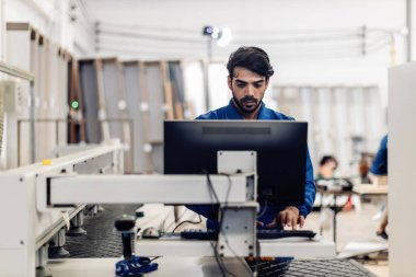 Marangoz, marangozhanede marangoz olarak çalışıyor. Marangoz ahşap atölyede ahşap mobilya yapmaya çalışıyor.