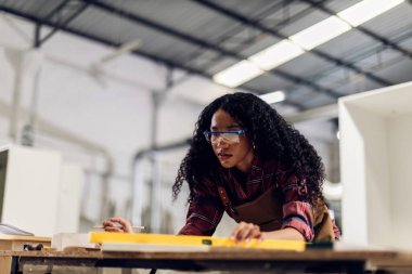 Marangoz, marangozhanede marangoz olarak çalışıyor. Marangoz ahşap atölyede ahşap mobilya yapmaya çalışıyor.