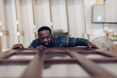 Marangoz, marangozhanede marangoz olarak çalışıyor. Marangoz ahşap atölyede ahşap mobilya yapmaya çalışıyor.