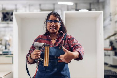 Marangoz, marangozhanede marangoz olarak çalışıyor. Marangoz ahşap atölyede ahşap mobilya yapmaya çalışıyor.