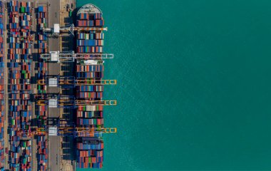 Endüstriyel ithalat-ihracat limanı konteynırları yüklemeye hazırlanın. Küresel ticaret ve lojistik ürünleri ihraç eden ve ithal eden hava manzaralı konteynır gemisi. Küresel ulaşım ve lojistik işi.