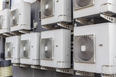 Eski binaya klima kompresörü yerleştirildi. Dışarıdaki duvar tipi klima kompresör ünitesi çeviricisi binanın dışına yerleştirilmiş. Klima kompresörü açık hava ünitesi