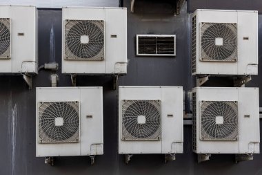 Eski binaya klima kompresörü yerleştirildi. Dışarıdaki duvar tipi klima kompresör ünitesi çeviricisi binanın dışına yerleştirilmiş. Klima kompresörü açık hava ünitesi