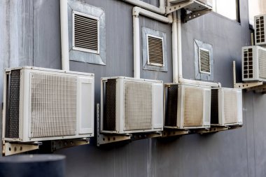 Eski binaya klima kompresörü yerleştirildi. Dışarıdaki duvar tipi klima kompresör ünitesi çeviricisi binanın dışına yerleştirilmiş. Klima kompresörü açık hava ünitesi