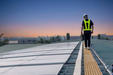 Termal kamerayla fotovoltaik modüllerin incelenmesi. Mühendis Sıcaklığı Denetliyor. Güneş panelini ters çevirmek için kullanılan sicim kabloları girdisi. 