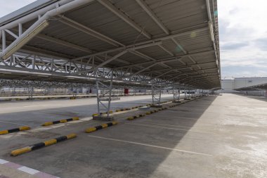 Otopark boş. Otoparkın dışında, otoparkta boş bir otoparkta. Apartman veya mağazada boş bir otopark