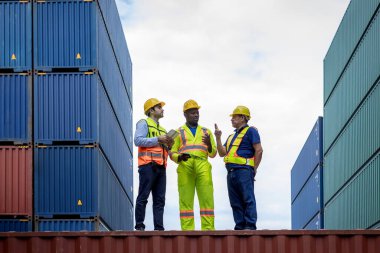 Ustabaşı ya da işçi konteyner kargo alanında çalışıyor. Konteynırdaki malları kontrol ediyor. Ustabaşı ya da işçi konteynırları kontrol ediyor. Lojistik ve nakliye