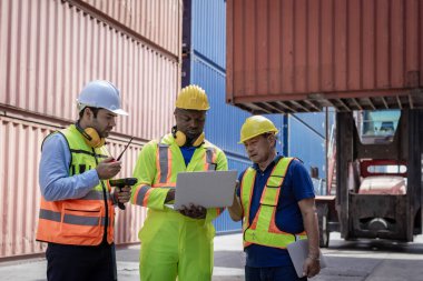 Ustabaşı ya da işçi konteyner kargo alanında çalışıyor. Konteynırdaki malları kontrol ediyor. Ustabaşı ya da işçi konteynırları kontrol ediyor. Lojistik ve nakliye