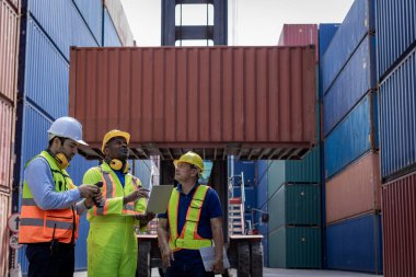 Ustabaşı ya da işçi konteyner kargo alanında çalışıyor. Konteynırdaki malları kontrol ediyor. Ustabaşı ya da işçi konteynırları kontrol ediyor. Lojistik ve nakliye