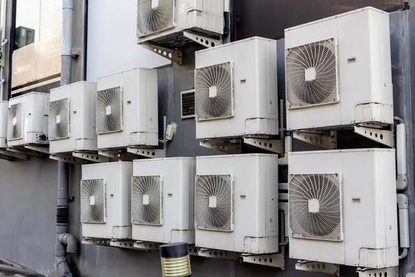 Klimakompressor Altbau Installiert Outdoor Split Wall Typ Klimaanlage Kompressoreinheit Inverter Stockbild