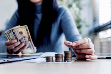 Kadın ev konseptinden çalışıyor. Muhasebe için para biriktiriyor. Tasarruf parası zenginlik kavramı, Asyalı iş kadını el yazısı yönetim bütçesi tasarruf maliyeti, nakit finans 