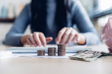 Kadın ev konseptinden çalışıyor. Muhasebe için para biriktiriyor. Tasarruf parası zenginlik kavramı, Asyalı iş kadını el yazısı yönetim bütçesi tasarruf maliyeti, nakit finans 