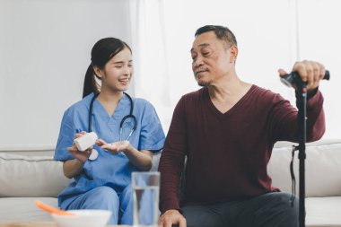 Bakıcı hemşire evde kanepede oturan kıdemli bir hastayla ilgilenir. Hemşire yaşlılara yardım ediyor. Kıdemli hastaya evde bakıcı hemşire tarafından tıbbi hizmet ziyareti yapılıyor. 