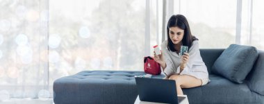 Kadın, evdeki kan basıncını dijital sphygmomanometre kullanarak ölçüyor. Kan basıncını ölçmek için tıbbi cihaz kullanan kadın..