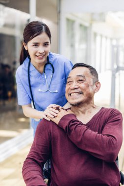 Bakıcı hemşire evin dışında yaşlı bir hastayla ilgileniyor. Hemşire yaşlılara yardım ediyor