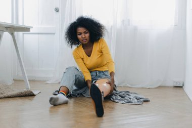 Protez bacaklı bir kadın evde fizik tedavi egzersizi yapıyor. Yürümek için protez takan bir kadın..