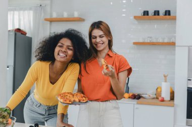 Gururlu LGBT Ailesi mutfakta, gülen surat. Evde aile yemeği hazırlıyorum. Mutlu gülümseyen aile mutfakta birlikte yemek yaparken eğleniyor. Aile hayatı. Birlikte mutluyuz, mutfakta yemek yapıyoruz..