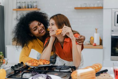 Gururlu LGBT Ailesi mutfakta, gülen surat. Evde aile yemeği hazırlıyorum. Mutlu gülümseyen aile mutfakta birlikte yemek yaparken eğleniyor. Aile hayatı. Birlikte mutluyuz, mutfakta yemek yapıyoruz..