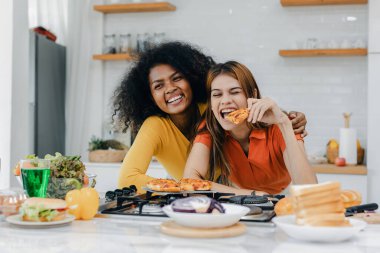 Gururlu LGBT Ailesi mutfakta, gülen surat. Evde aile yemeği hazırlıyorum. Mutlu gülümseyen aile mutfakta birlikte yemek yaparken eğleniyor. Aile hayatı. Birlikte mutluyuz, mutfakta yemek yapıyoruz..