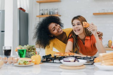 Gururlu LGBT Ailesi mutfakta, gülen surat. Evde aile yemeği hazırlıyorum. Mutlu gülümseyen aile mutfakta birlikte yemek yaparken eğleniyor. Aile hayatı. Birlikte mutluyuz, mutfakta yemek yapıyoruz..