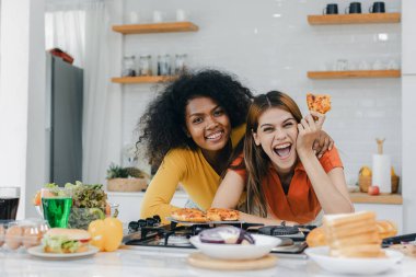 Gururlu LGBT Ailesi mutfakta, gülen surat. Evde aile yemeği hazırlıyorum. Mutlu gülümseyen aile mutfakta birlikte yemek yaparken eğleniyor. Aile hayatı. Birlikte mutluyuz, mutfakta yemek yapıyoruz..