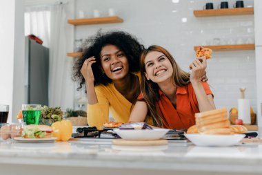 Gururlu LGBT Ailesi mutfakta, gülen surat. Evde aile yemeği hazırlıyorum. Mutlu gülümseyen aile mutfakta birlikte yemek yaparken eğleniyor. Aile hayatı. Birlikte mutluyuz, mutfakta yemek yapıyoruz..