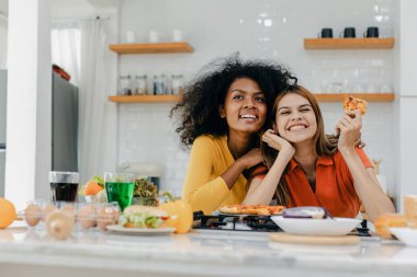 Gururlu LGBT Ailesi mutfakta, gülen surat. Evde aile yemeği hazırlıyorum. Mutlu gülümseyen aile mutfakta birlikte yemek yaparken eğleniyor. Aile hayatı. Birlikte mutluyuz, mutfakta yemek yapıyoruz..