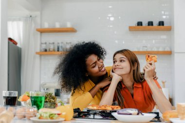 Gururlu LGBT Ailesi mutfakta, gülen surat. Evde aile yemeği hazırlıyorum. Mutlu gülümseyen aile mutfakta birlikte yemek yaparken eğleniyor. Aile hayatı. Birlikte mutluyuz, mutfakta yemek yapıyoruz..