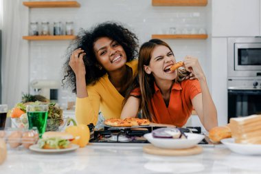 Gururlu LGBT Ailesi mutfakta, gülen surat. Evde aile yemeği hazırlıyorum. Mutlu gülümseyen aile mutfakta birlikte yemek yaparken eğleniyor. Aile hayatı. Birlikte mutluyuz, mutfakta yemek yapıyoruz..