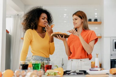 Gururlu LGBT Ailesi mutfakta, gülen surat. Evde aile yemeği hazırlıyorum. Mutlu gülümseyen aile mutfakta birlikte yemek yaparken eğleniyor. Aile hayatı. Birlikte mutluyuz, mutfakta yemek yapıyoruz..