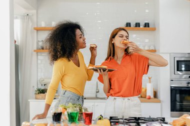 Gururlu LGBT Ailesi mutfakta, gülen surat. Evde aile yemeği hazırlıyorum. Mutlu gülümseyen aile mutfakta birlikte yemek yaparken eğleniyor. Aile hayatı. Birlikte mutluyuz, mutfakta yemek yapıyoruz..