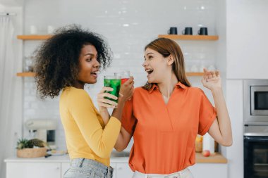 Gururlu LGBT Ailesi mutfakta, gülen surat. Evde aile yemeği hazırlıyorum. Mutlu gülümseyen aile mutfakta birlikte yemek yaparken eğleniyor. Aile hayatı. Birlikte mutluyuz, mutfakta yemek yapıyoruz..