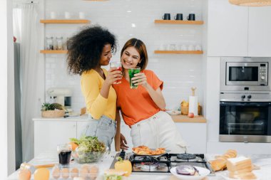 Gururlu LGBT Ailesi mutfakta, gülen surat. Evde aile yemeği hazırlıyorum. Mutlu gülümseyen aile mutfakta birlikte yemek yaparken eğleniyor. Aile hayatı. Birlikte mutluyuz, mutfakta yemek yapıyoruz..